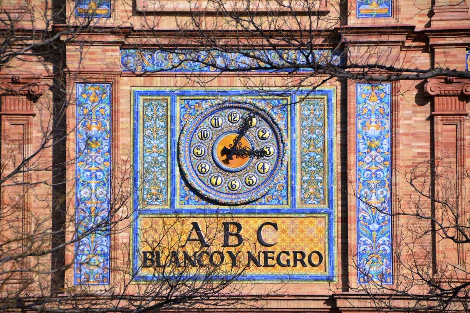 Fachada del edificio ABC en Serrano con el reloj de cerámica Blanco y Negro