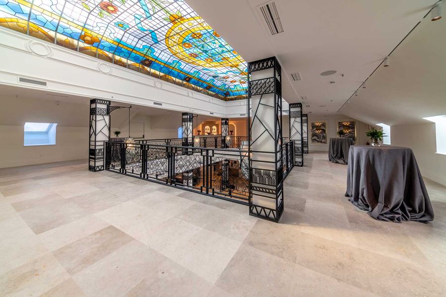 Salón de la planta 5 con mesas montadas