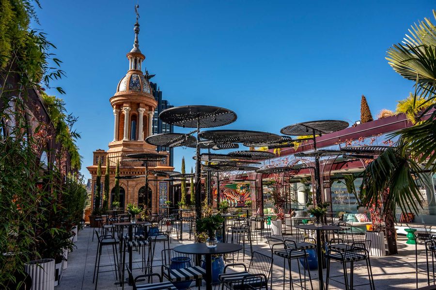 Vista general de la terraza con el templete histórico y sombrillas negras